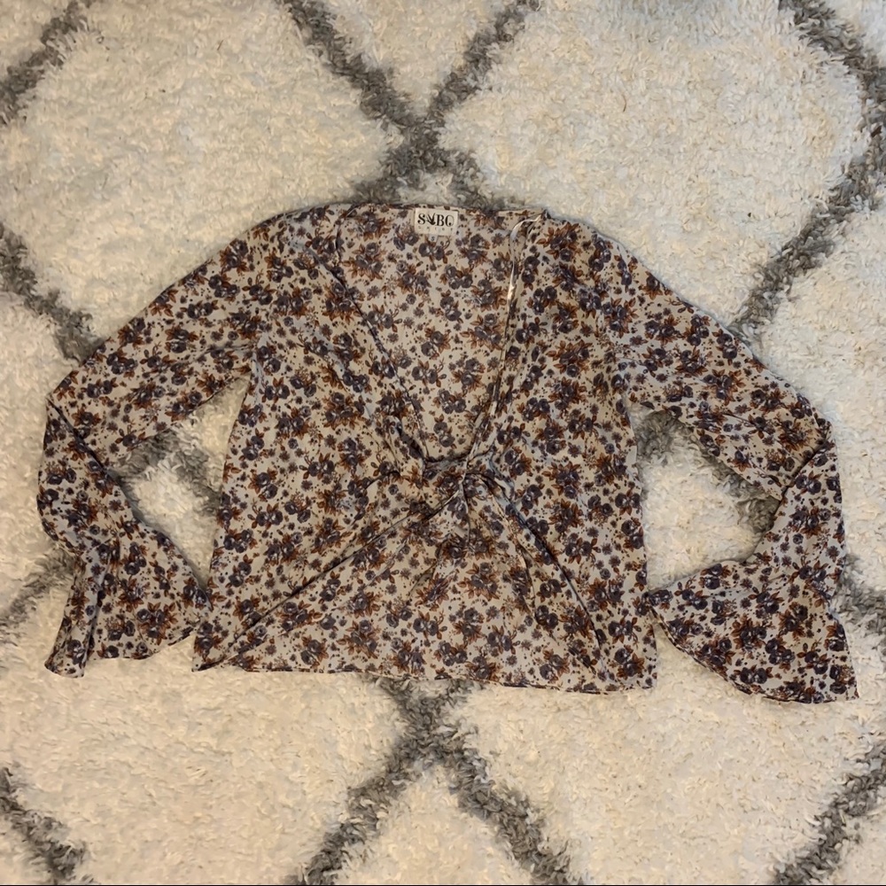 Cropped, frilly, long sleeve top